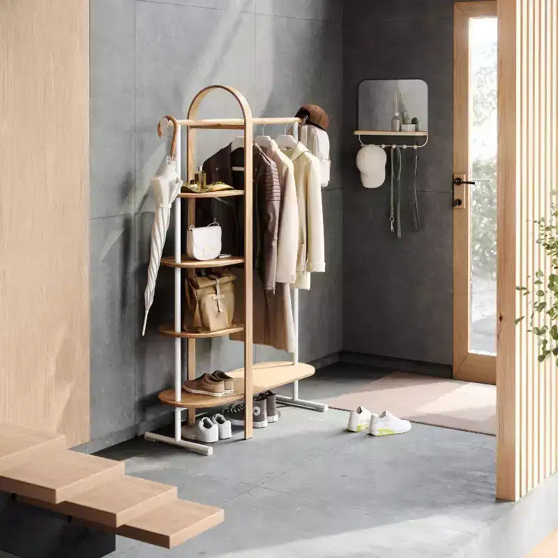 Umbra Bellwood Appendiabiti Bianco/Naturale: Telaio in Eucalipto, Asta e Ripiani Fissi, 167 cm H, Capacità 55 kg