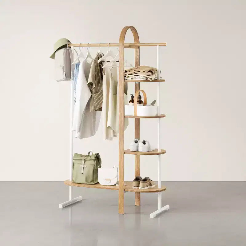 Umbra Bellwood Appendiabiti Bianco/Naturale: Telaio in Eucalipto, Asta e Ripiani Fissi, 167 cm H, Capacità 55 kg