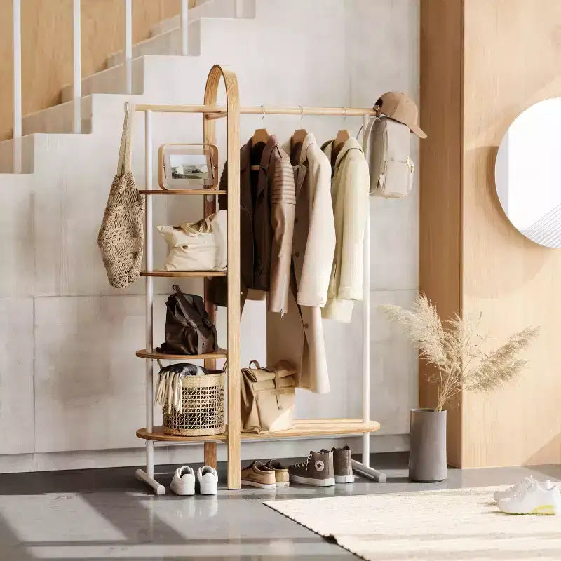 Umbra Bellwood Appendiabiti Bianco/Naturale: Telaio in Eucalipto, Asta e Ripiani Fissi, 167 cm H, Capacità 55 kg