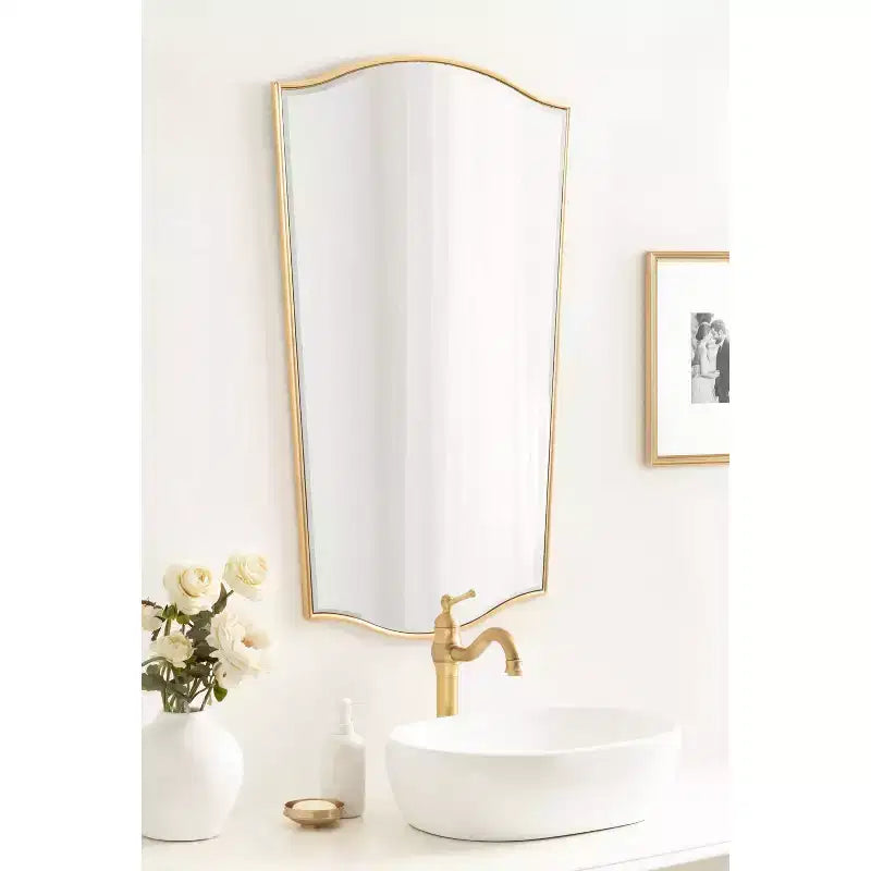 Specchio decorativo con cornice Kate & Laurel All Things Decor, 56x91 cm, affusolato Sedelle, color oro