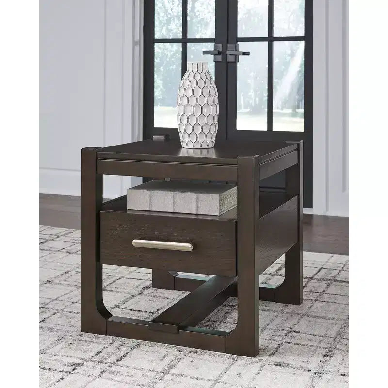 Signature Design by Ashley Breckington Tavolino Laterale Contemporaneo con Cassetti Contenitori, Marrone Scuro