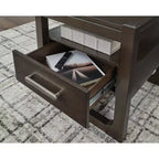 Signature Design by Ashley Breckington Tavolino Laterale Contemporaneo con Cassetti Contenitori, Marrone Scuro