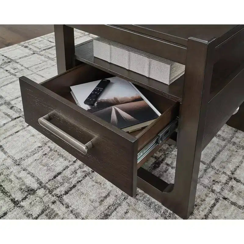 Signature Design by Ashley Breckington Tavolino Laterale Contemporaneo con Cassetti Contenitori, Marrone Scuro