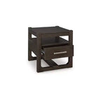 Signature Design by Ashley Breckington Tavolino Laterale Contemporaneo con Cassetti Contenitori, Marrone Scuro