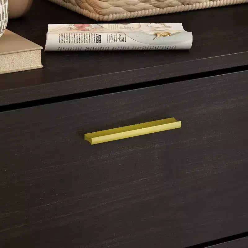 Cassettiera moderna Hitow con piedini e maniglie in metallo, cassettiera a 5 cassetti