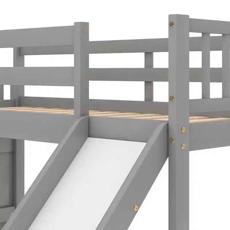 Letto a castello Whisen Wood con due letti singoli, scivolo convertibile e scaletta