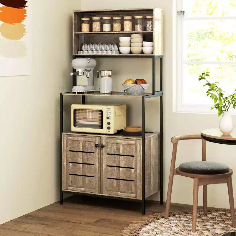 HOMCOM Scaffale da Panettiere con Presa di Corrente, Mobile Bar Caffè con Ripiani, Supporto Microonde con Ante a Persiana, Venatura del Legno Grigia