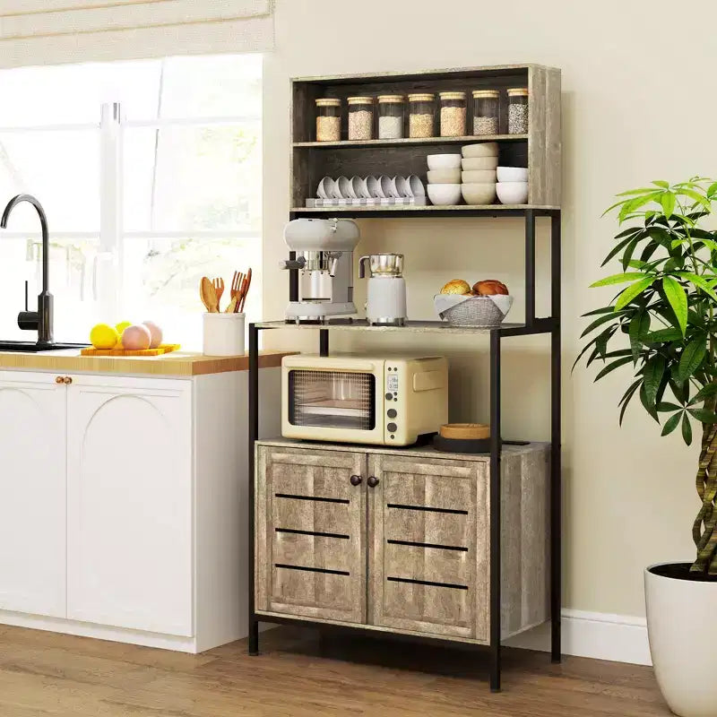 HOMCOM Scaffale da Panettiere con Presa di Corrente, Mobile Bar Caffè con Ripiani, Supporto Microonde con Ante a Persiana, Venatura del Legno Grigia