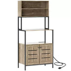HOMCOM Scaffale da Panettiere con Presa di Corrente, Mobile Bar Caffè con Ripiani, Supporto Microonde con Ante a Persiana, Venatura del Legno Grigia
