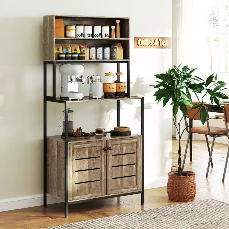 HOMCOM Scaffale da Panettiere con Presa di Corrente, Mobile Bar Caffè con Ripiani, Supporto Microonde con Ante a Persiana, Venatura del Legno Grigia