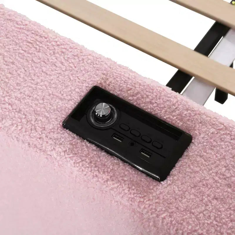 Divano letto imbottito una piazza e mezza/matrimoniale con braccioli portaoggetti, letto estraibile e sistema audio Bluetooth integrato di ultima generazione - ModernLuxe