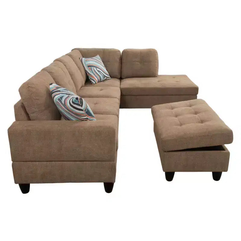 Scopri il comfort definitivo con il nostro divano componibile ad angolo a L in tessuto marrone C, completo di chaise longue e pouf contenitore