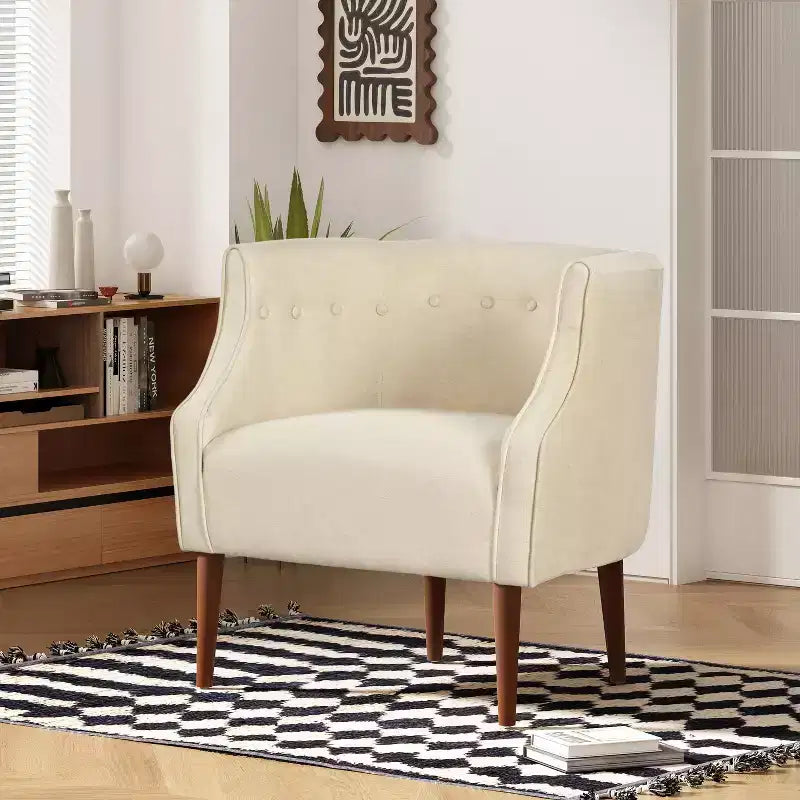 Poltrona di design contemporaneo imbottita a curva con bottoni trapuntati Christopher Knight Home Callisto