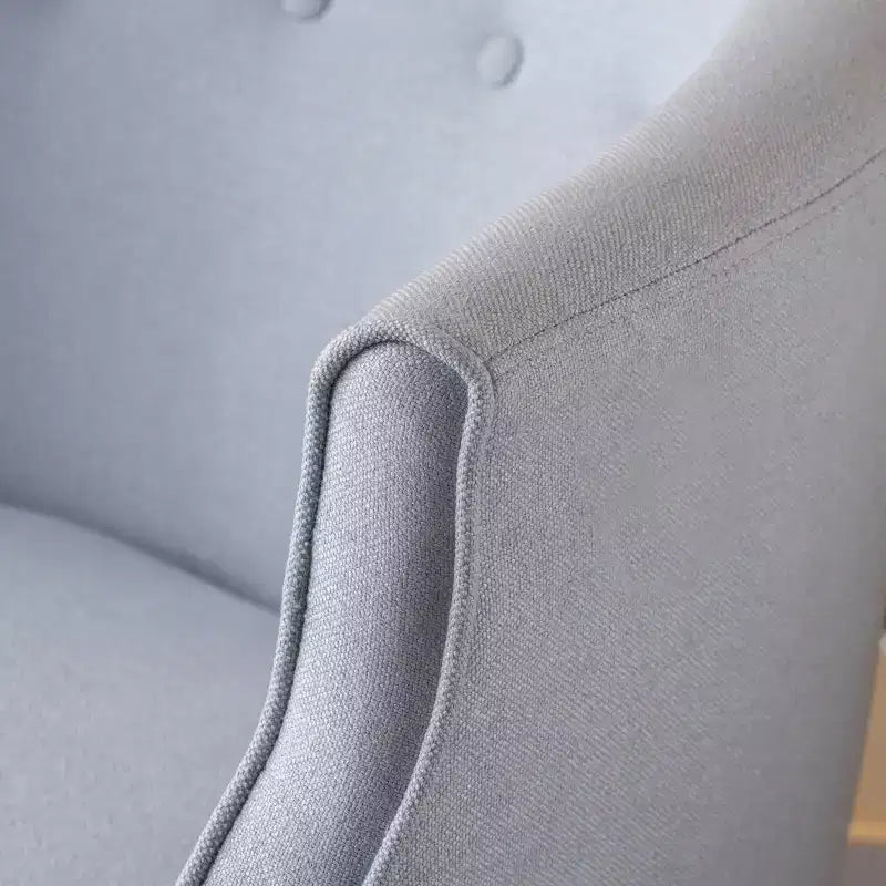 Poltrona in tessuto Okak, poltroncina a bottoni, elegante poltroncina imbottita con gambe in legno di betulla per soggiorno e camera da letto