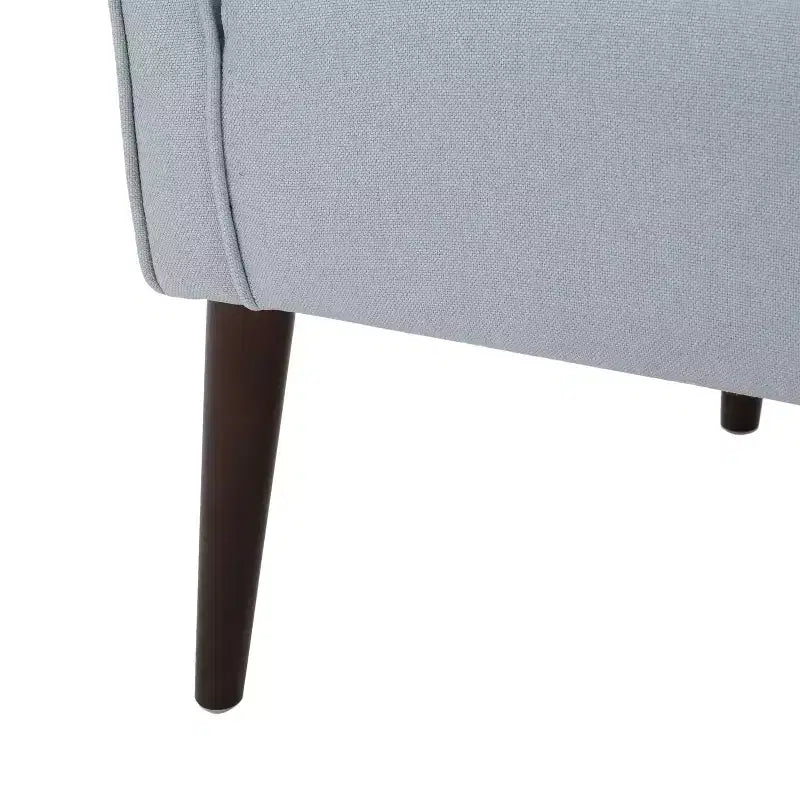 Poltrona in tessuto Okak, poltroncina a bottoni, elegante poltroncina imbottita con gambe in legno di betulla per soggiorno e camera da letto