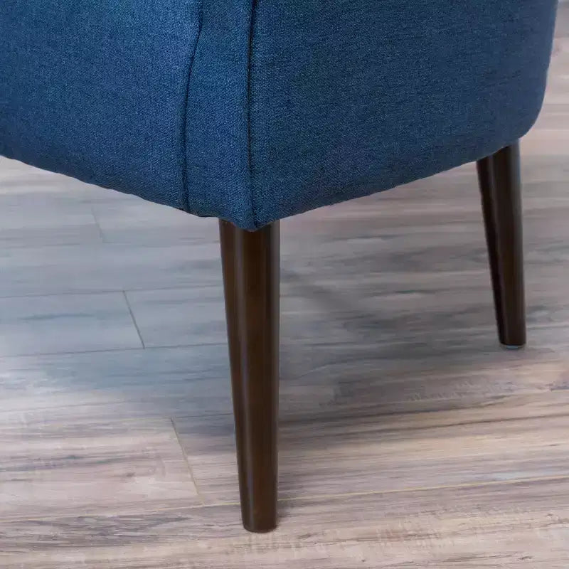 Poltrona in tessuto Okak, poltroncina a bottoni, elegante poltroncina imbottita con gambe in legno di betulla per soggiorno e camera da letto