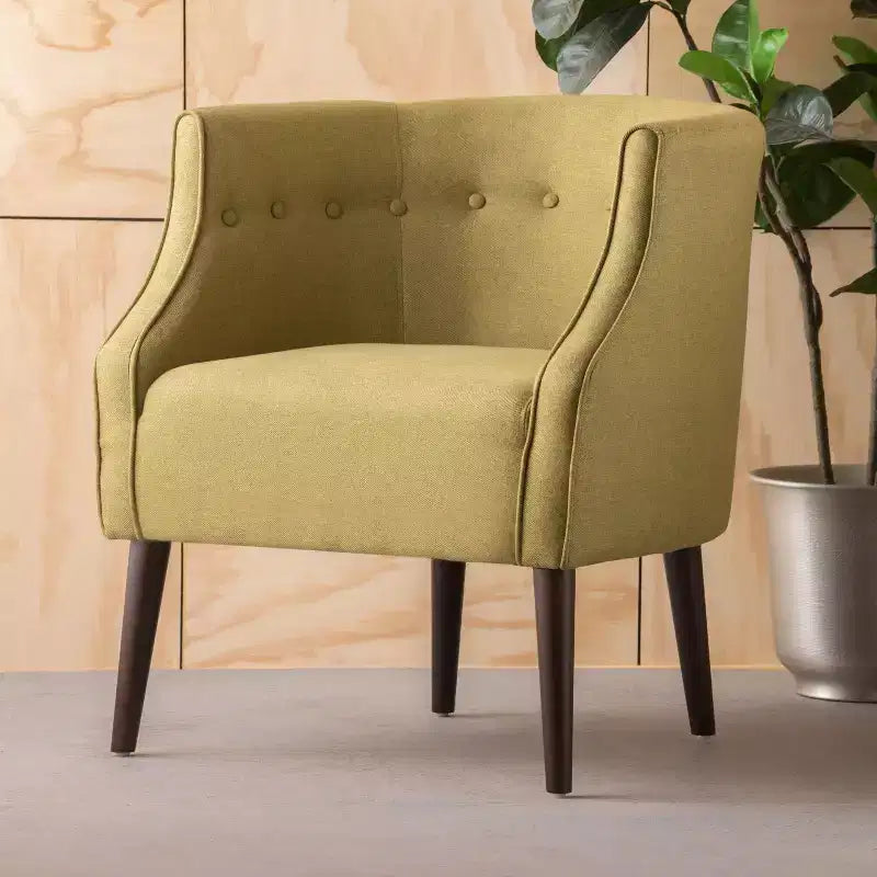 Poltrona in tessuto Okak, poltroncina a bottoni, elegante poltroncina imbottita con gambe in legno di betulla per soggiorno e camera da letto