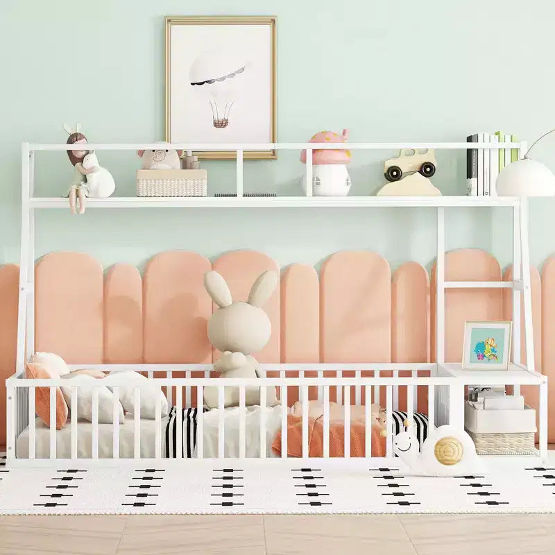 Okak Letto a soppalco in metallo, dimensioni singole/matrimoniali, letto studio con recinzione di sicurezza, scaffali portaoggetti e scrivania salvaspazio per camerette dei bambini