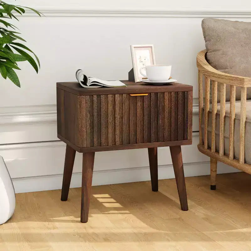 MUUEGM 18.7 comodino scanalato in noce | Tavolino moderno di metà secolo con cassetto contenitore per soggiorno e camera da letto, marrone scuro