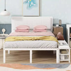 Struttura letto matrimoniale Okak con ripiani portaoggetti a due livelli, letto a piattaforma in metallo di dimensioni complete con armadietto portaoggetti in legno per camera da letto, soggiorno, bianco