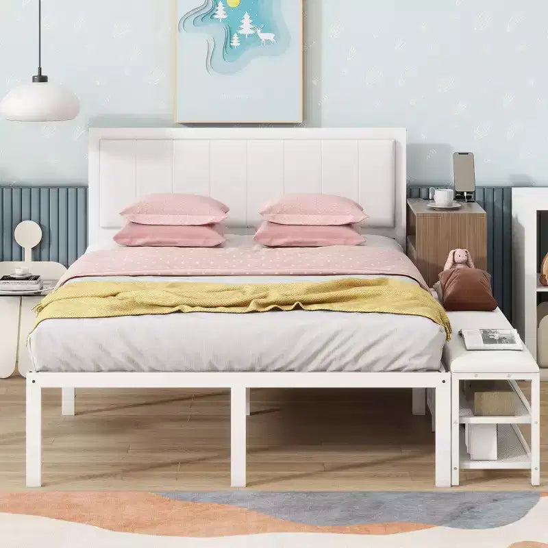 Struttura letto matrimoniale Okak con ripiani portaoggetti a due livelli, letto a piattaforma in metallo di dimensioni complete con armadietto portaoggetti in legno per camera da letto, soggiorno, bianco