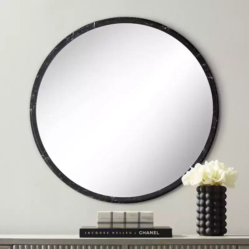 Specchio da parete rotondo Possini Euro Design Possini Euro Harriet da 34 pollici in finto marmo nero