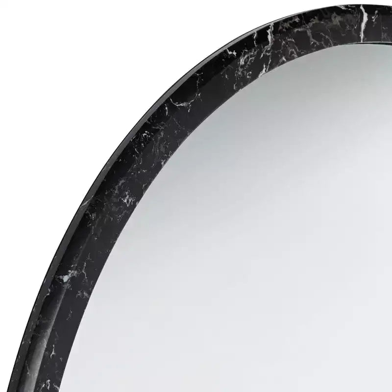 Specchio da parete rotondo Possini Euro Design Possini Euro Harriet da 34 pollici in finto marmo nero