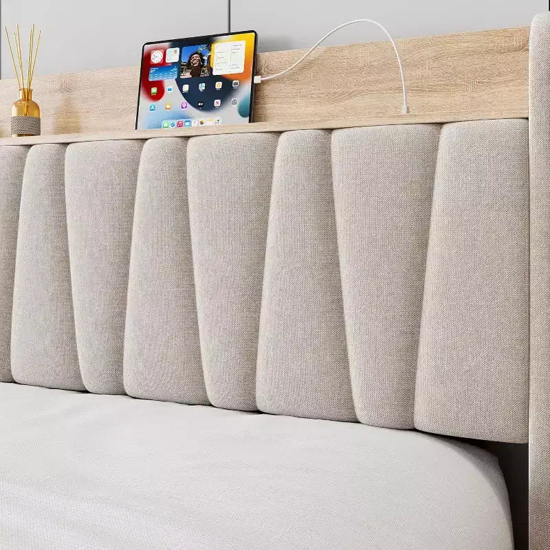 Letto imbottito con testiera contenitore e stazione di ricarica, letto a piattaforma con cassetti