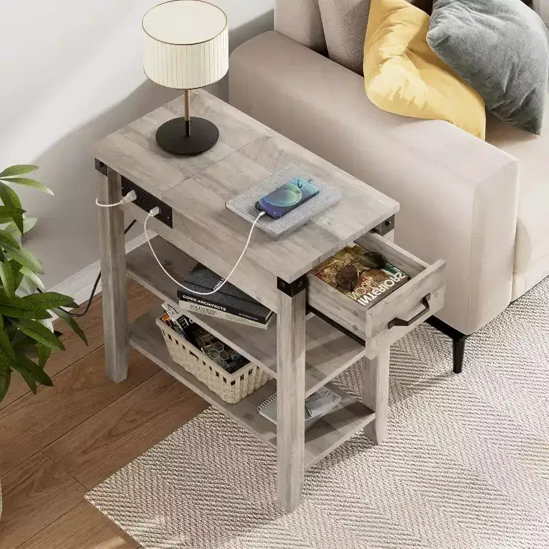 Tavolino laterale con stazione di ricarica, tavolino stretto a 3 ripiani con cassetto e spazio contenitore, tavolino in legno per soggiorno, camera da letto, ufficio