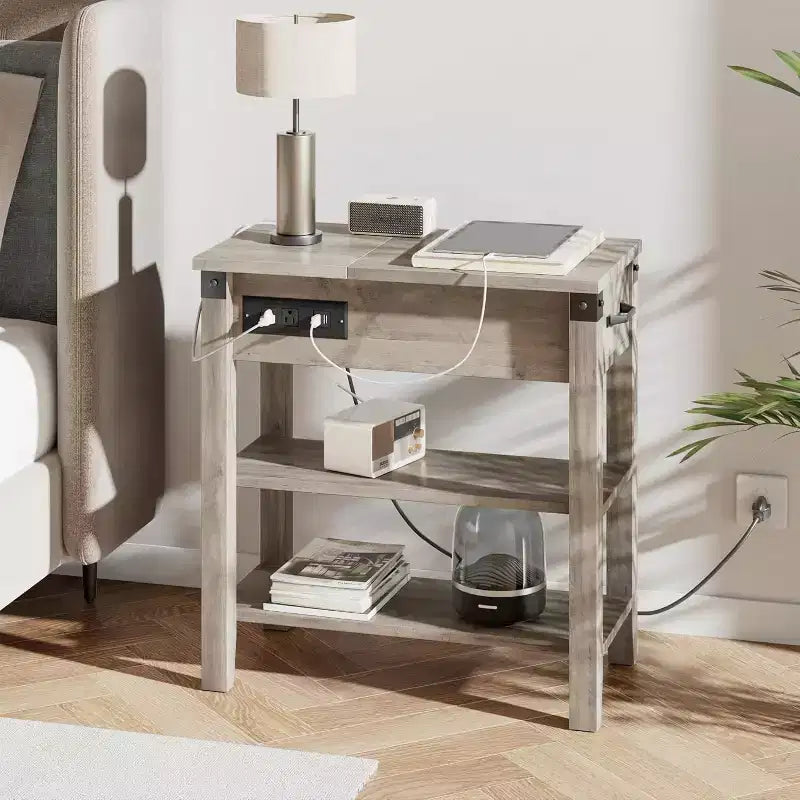 Tavolino laterale con stazione di ricarica, tavolino stretto a 3 ripiani con cassetto e spazio contenitore, tavolino in legno per soggiorno, camera da letto, ufficio