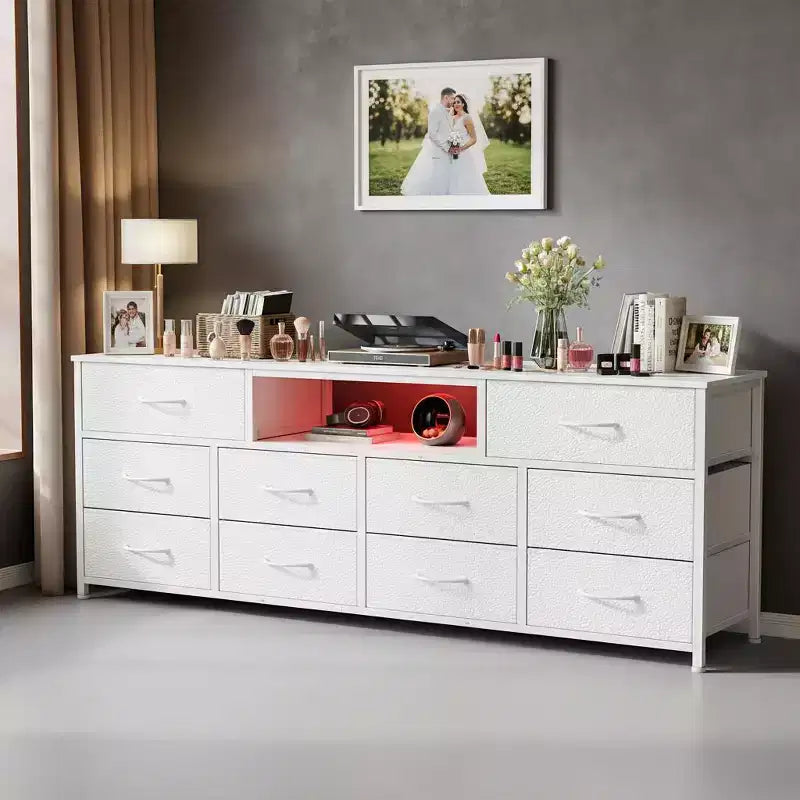 Comò bianco a 10 cassetti, mobile porta TV per TV da 65 pollici con stazione di ricarica, luci LED, console multimediale da 55 pollici, mobiletto contenitore per camera da letto, mobiletto per intrattenimento