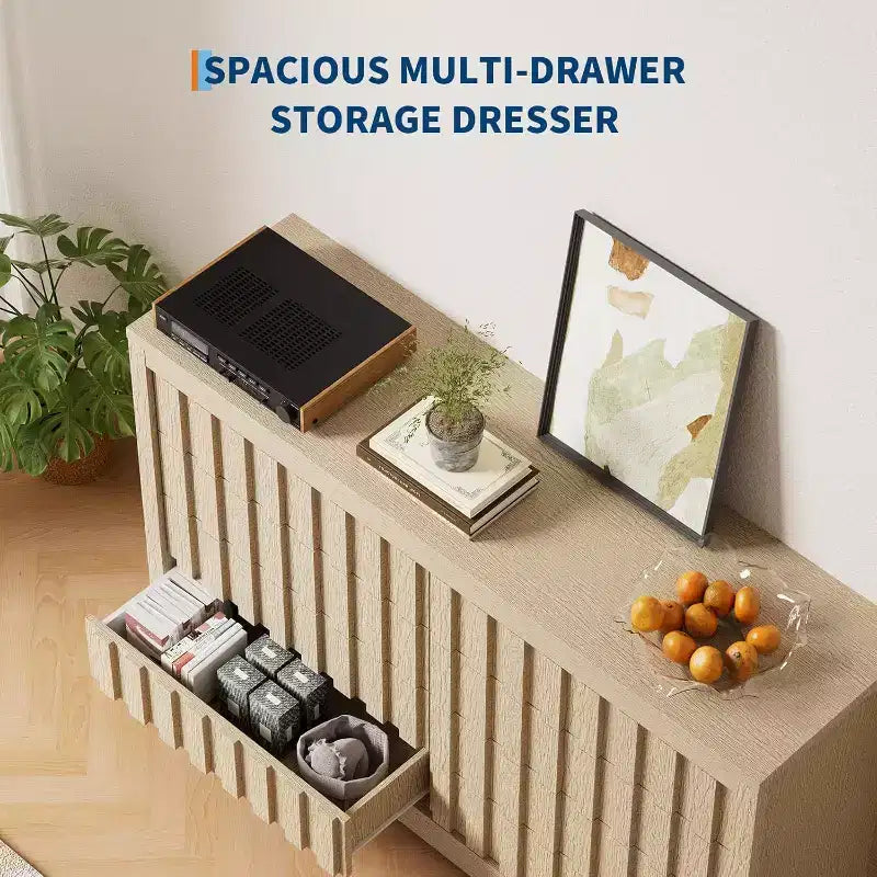 Cassettiera scanalata per camera da letto con 8 cassetti, comò moderno largo 137 cm con profilo curvo, organizer per cassetti in legno naturale per camera da letto