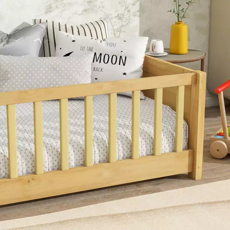 Bellemave Letto a Piattaforma Matrimoniale con Scaffale Integrato, Spondine e Robusta Struttura in Legno, Design Salvaspazio per la Camera dei Bambini