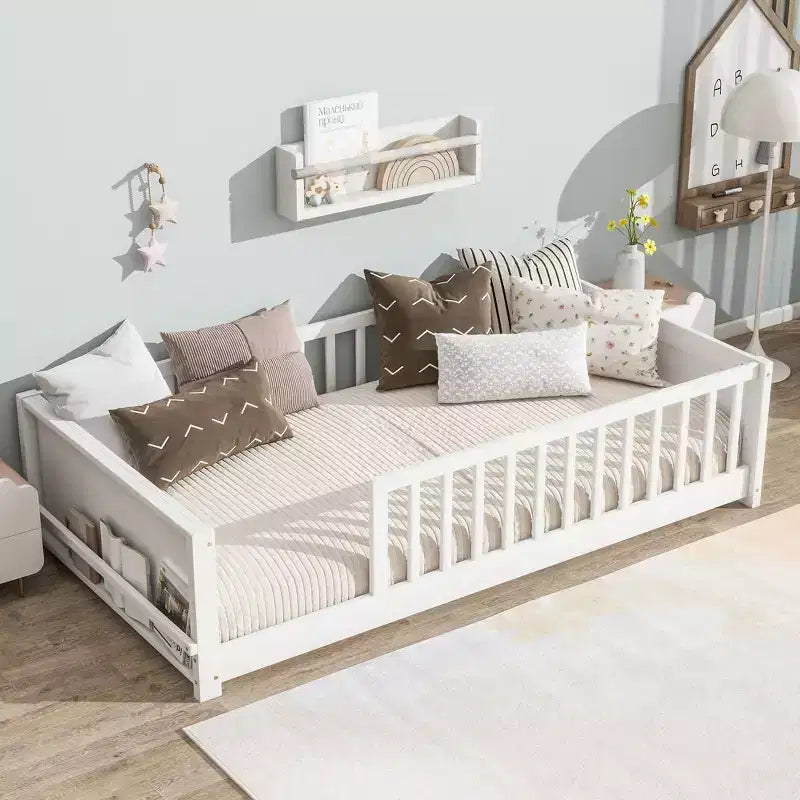 Bellemave Letto a Piattaforma Matrimoniale con Scaffale Integrato, Spondine e Robusta Struttura in Legno, Design Salvaspazio per la Camera dei Bambini