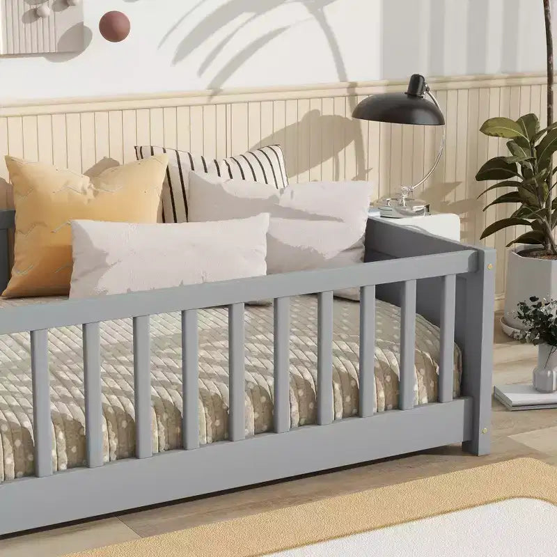 Bellemave Letto a Piattaforma Matrimoniale con Scaffale Integrato, Spondine e Robusta Struttura in Legno, Design Salvaspazio per la Camera dei Bambini