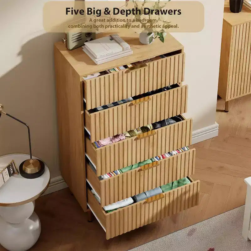 Comò Alto a 5 Cassetti, Cassettiera Moderna in Legno Scanalato da 48 pollici con Cassetti Profondi e Piano Ampio, Organizer Verticale per Camera da Letto, Soggiorno