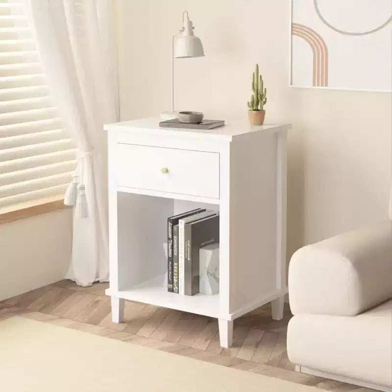 Comodino in Legno Bianco con un Cassetto e Ripiano, Maniglia Dorata, Struttura in MDF per Bambini e Adulti, Altezza 68 cm