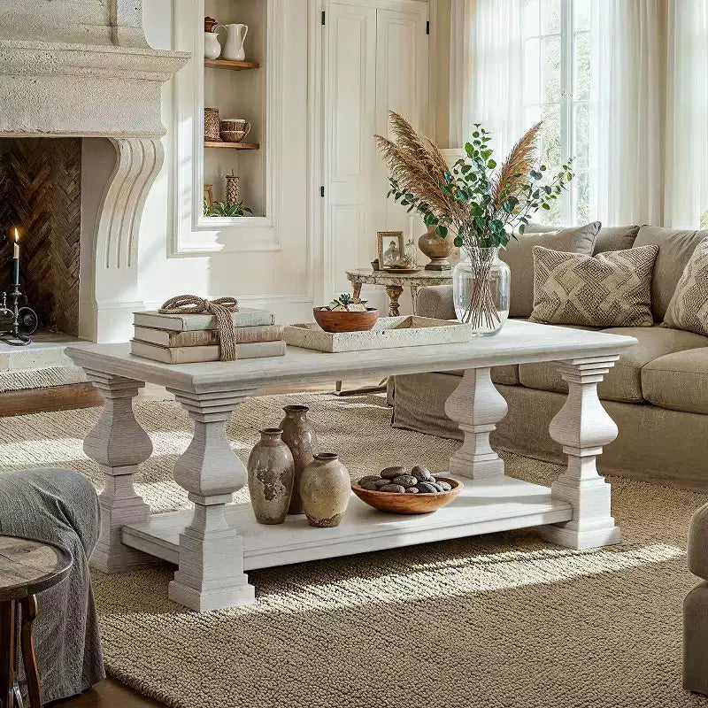 Tavolino da caffè Homsee in legno massello stile rustico, ripiano portaoggetti a doppio livello, gambe decorative ornate, tavolino centrale per mettere ordine nel caos
