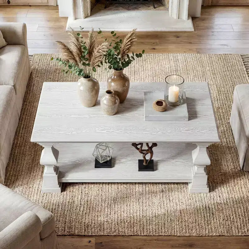 Tavolino da caffè Homsee in legno massello stile rustico, ripiano portaoggetti a doppio livello, gambe decorative ornate, tavolino centrale per mettere ordine nel caos
