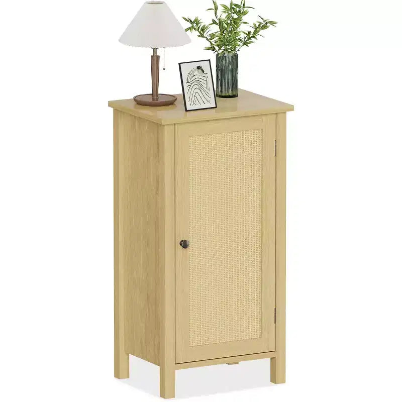 Comodino da Fattoria con Anta in Rattan, Tavolino con Accenti Naturali e Contenitore - Comodino Moderno Compatto con Gambe in Legno, Facile Montaggio per la Camera da Letto