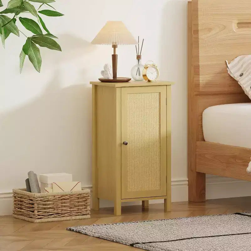 Comodino da Fattoria con Anta in Rattan, Tavolino con Accenti Naturali e Contenitore - Comodino Moderno Compatto con Gambe in Legno, Facile Montaggio per la Camera da Letto