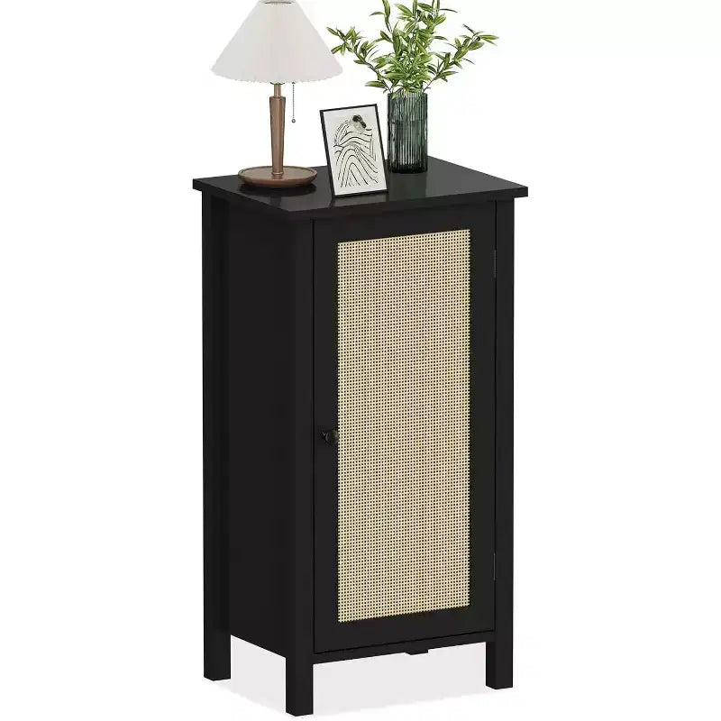 Comodino da Fattoria con Anta in Rattan, Tavolino con Accenti Naturali e Contenitore - Comodino Moderno Compatto con Gambe in Legno, Facile Montaggio per la Camera da Letto