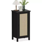 Comodino da Fattoria con Anta in Rattan, Tavolino con Accenti Naturali e Contenitore - Comodino Moderno Compatto con Gambe in Legno, Facile Montaggio per la Camera da Letto