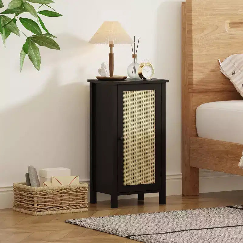 Comodino da Fattoria con Anta in Rattan, Tavolino con Accenti Naturali e Contenitore - Comodino Moderno Compatto con Gambe in Legno, Facile Montaggio per la Camera da Letto