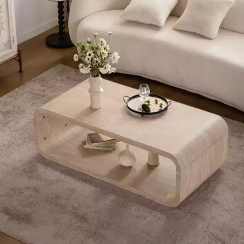 Tavolino da caffè in legno chiaro a forma di pista da corsa con ripiano aperto per spazi contemporanei