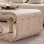 Tavolino da caffè in legno chiaro a forma di pista da corsa con ripiano aperto per spazi contemporanei