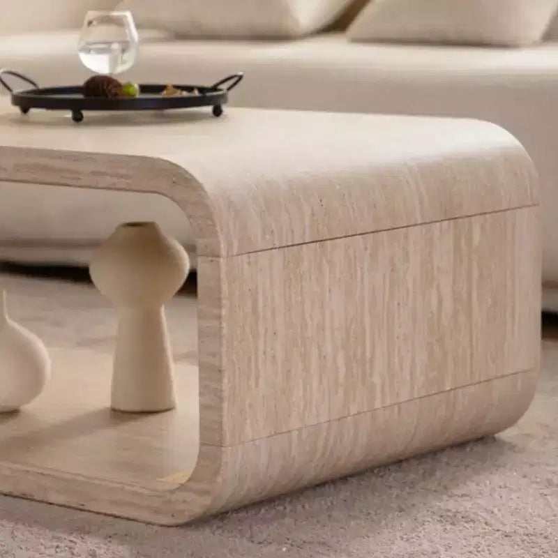 Tavolino da caffè in legno chiaro a forma di pista da corsa con ripiano aperto per spazi contemporanei