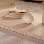 Tavolino da caffè in legno chiaro a forma di pista da corsa con ripiano aperto per spazi contemporanei