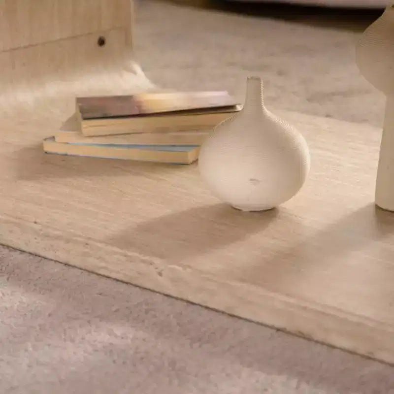 Tavolino da caffè in legno chiaro a forma di pista da corsa con ripiano aperto per spazi contemporanei