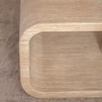 Tavolino da caffè in legno chiaro a forma di pista da corsa con ripiano aperto per spazi contemporanei